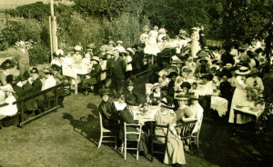Left: One of the highlights of A. W. Bankes’s boyhood was the annual Mothers ’ Union Garden Party. This much-treasured photograph of the event was taken at Weston House, Weston, near Runcorn, Cheshire, in the early 1920s.