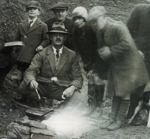 The author’s father organises a Christmas fry-up’ in 1929 at the gravel pit in front of young William (second left). The famous sporting Compton cousins are far left and right.