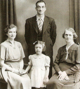 Ron Edgington with his wife, daughter and mother in 1947.